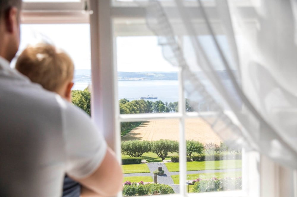 Far og sønn som ser utover Mjøsa