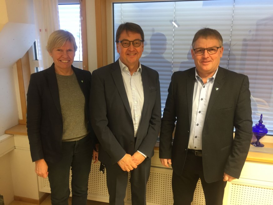 Bilde av avdelingsbanksjef Rolf E. Delingsrud og representanter fra Østre- og Vestre Toten kommune