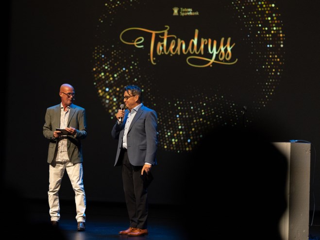Totendryss Adm. banksjef Rolf E. Delingsrud og konferansier Hans Esben Gihle