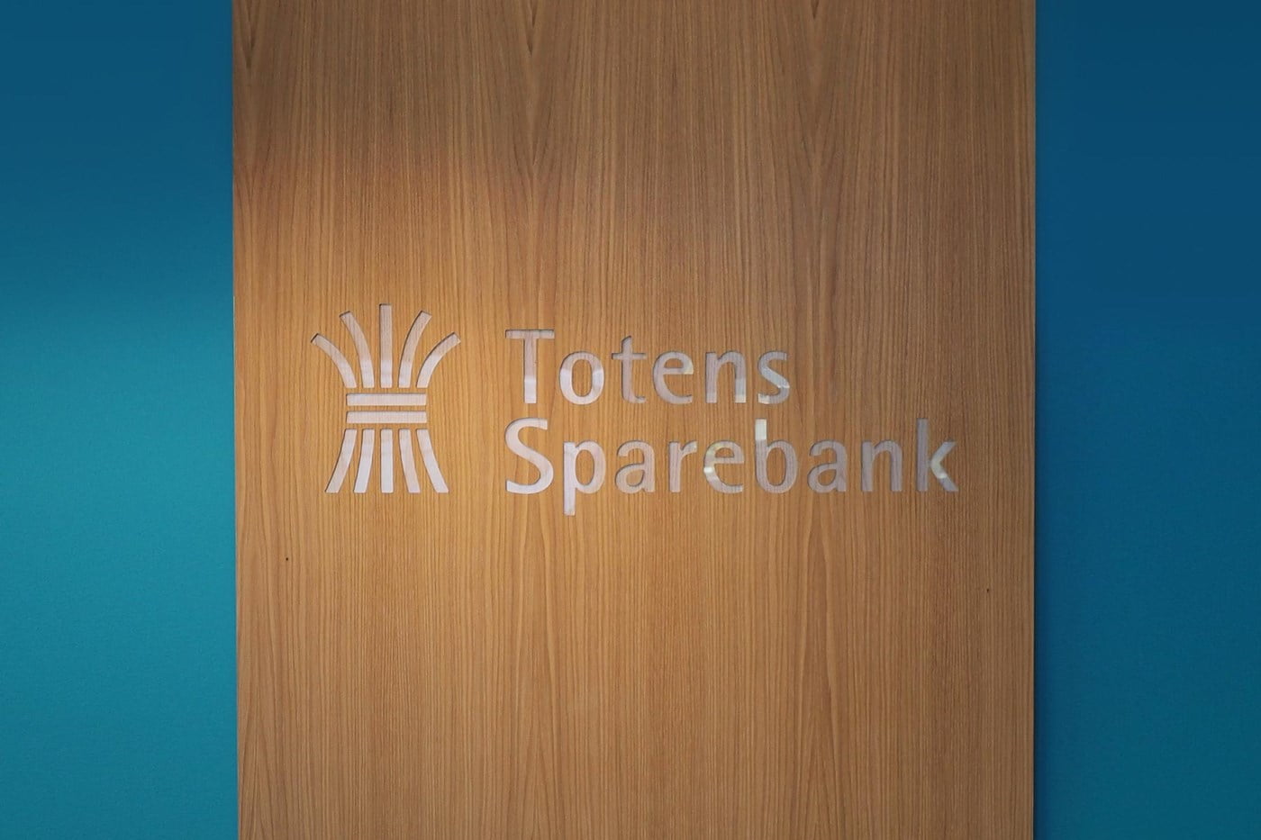 Totens Sparebank logovegg inne