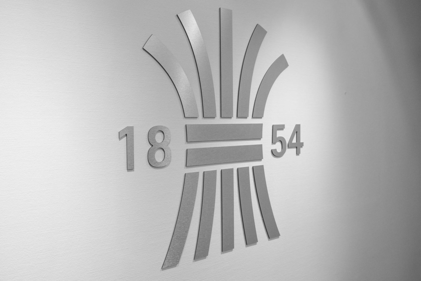 Totens Sparebank logovegg inne