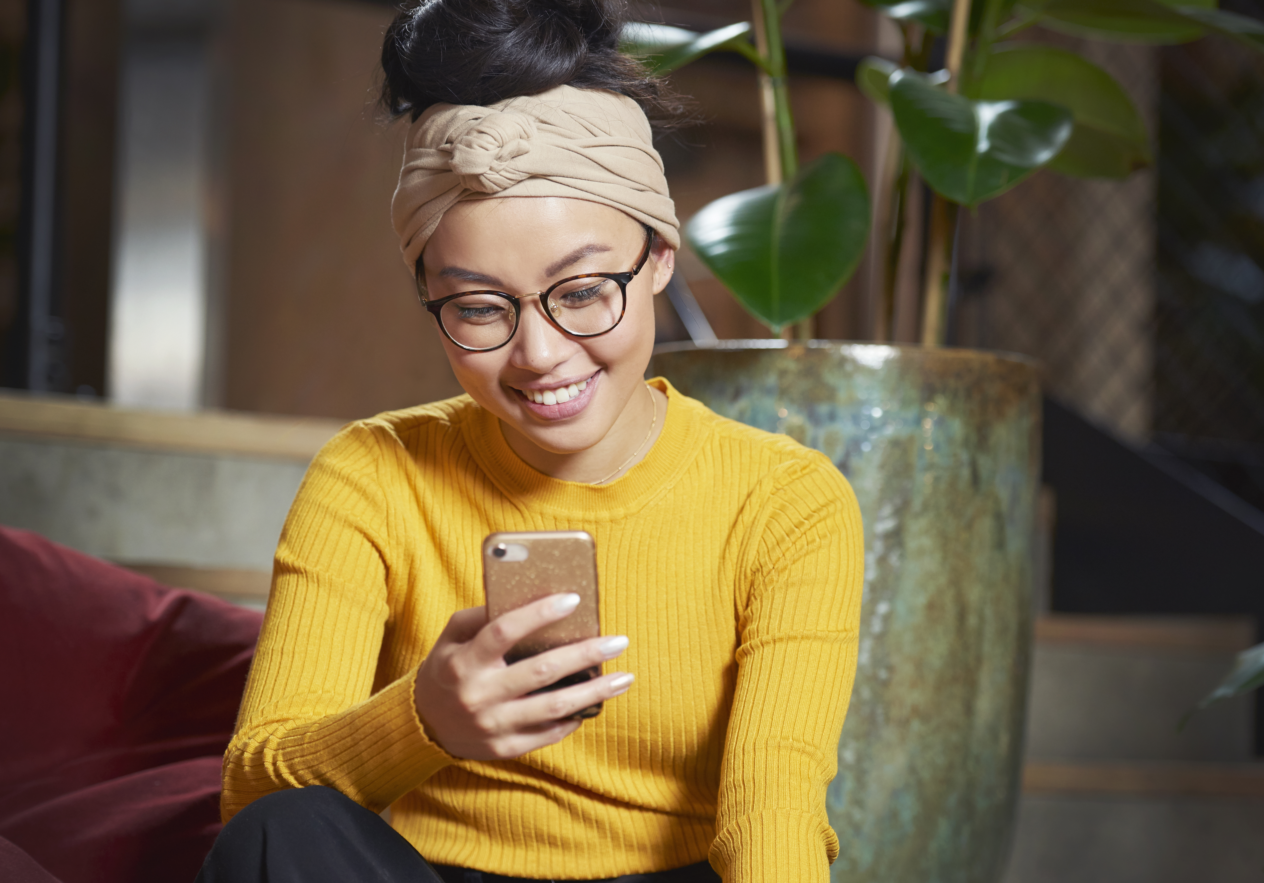 Dame ser på mobilen