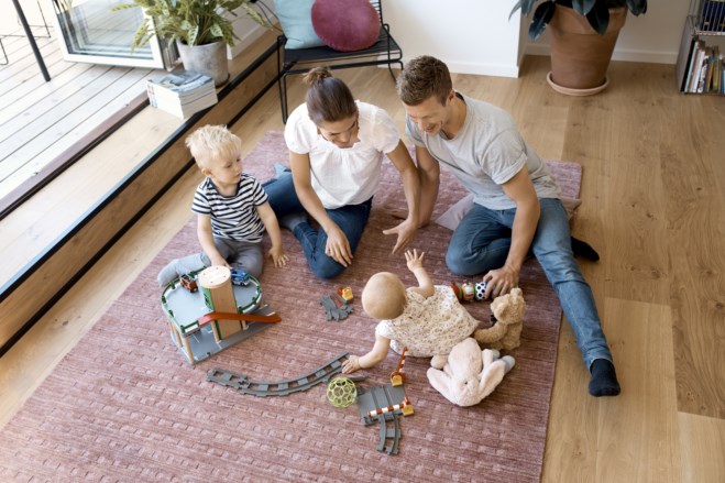 Familie sittende på gulvet